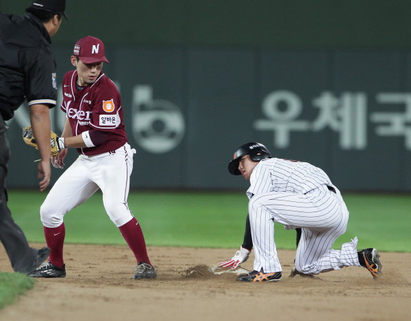 대주자로 나가 베이스를 훔치는 이창진선수